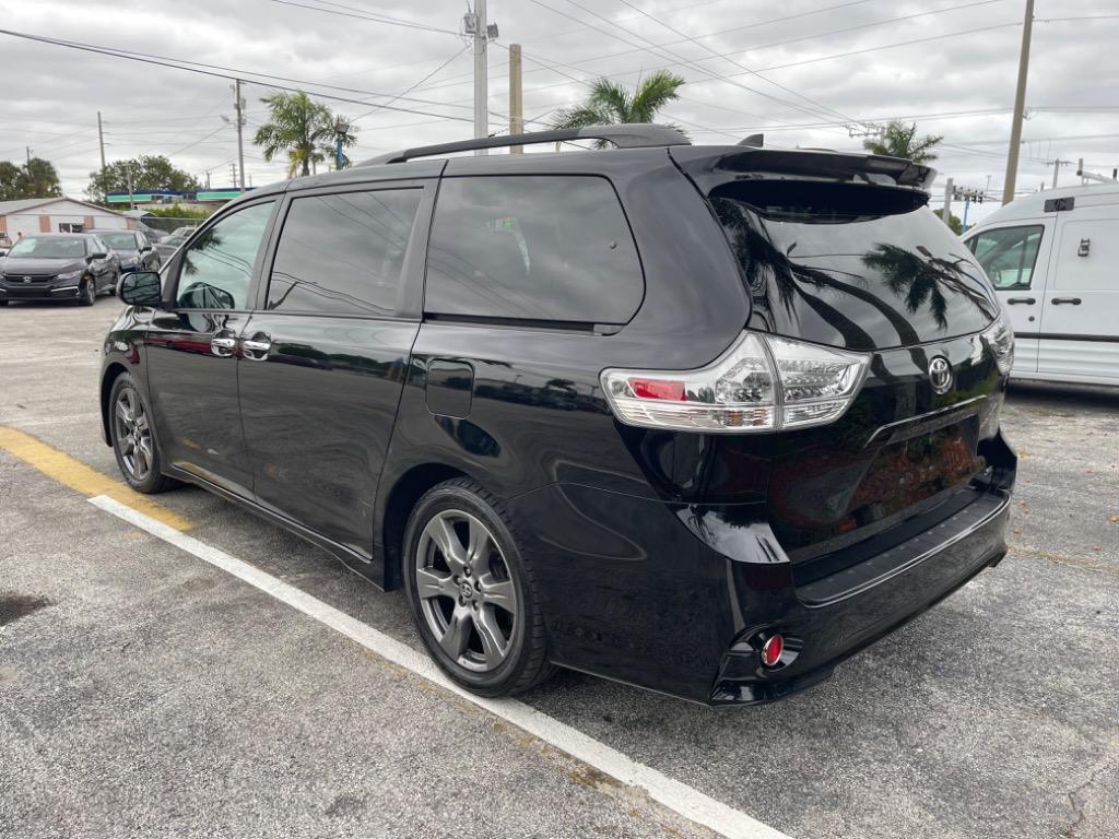 2018 Toyota Sienna SE photo 4