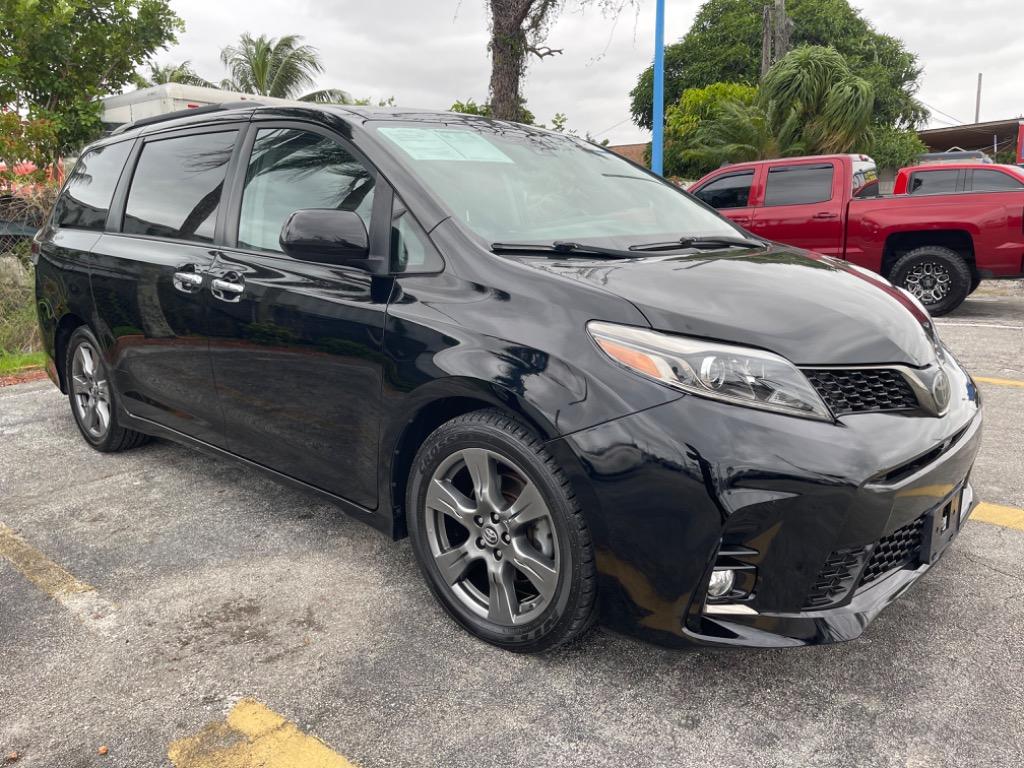 2018 Toyota Sienna SE photo 2