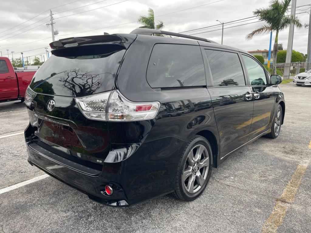 2018 Toyota Sienna SE photo 3