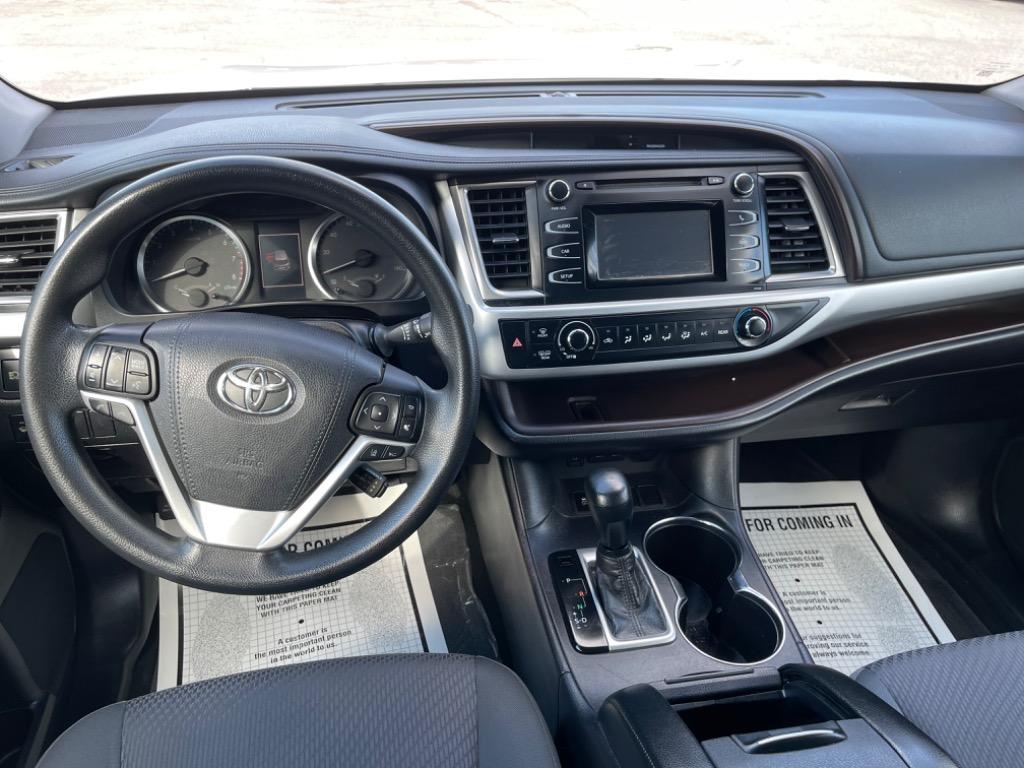 2018 Toyota Highlander LE photo 7