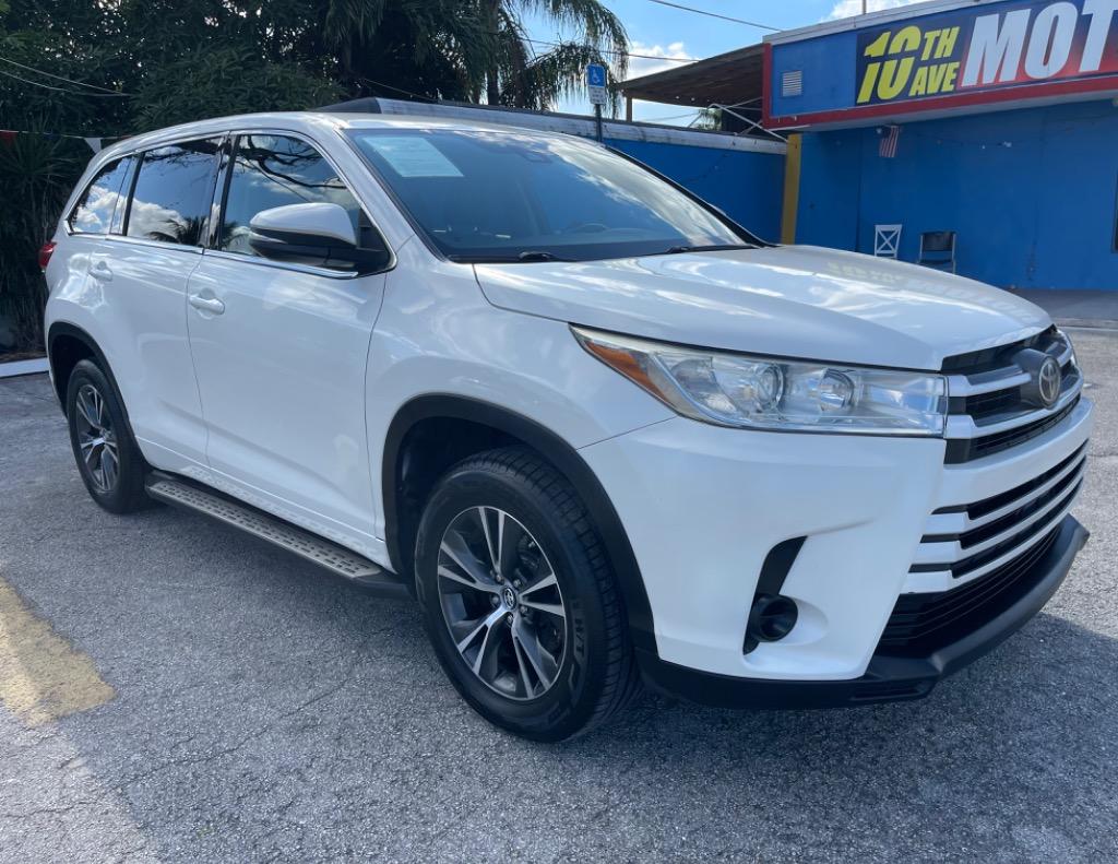 2018 Toyota Highlander LE photo 2